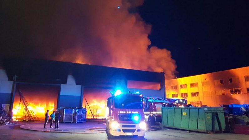 Incendio in un deposito di rifiuti a Rende, Manna ai cittadini: «Non uscite di casa» - FOTO E VIDEO