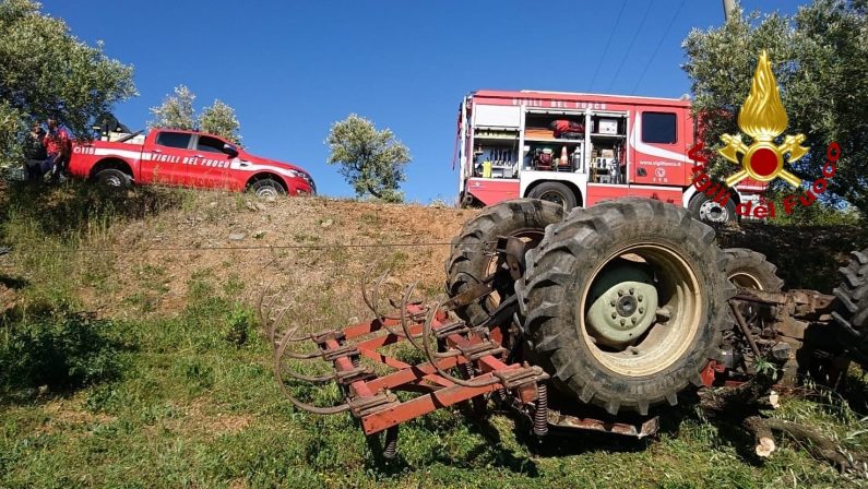 Tragedia sul lavoro a Lamezia, si ribalta un trattore: morto un uomo di 50 anni