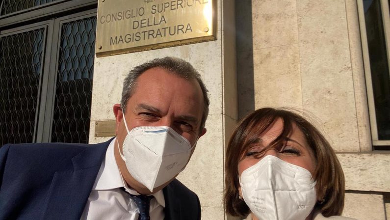 Giustizia, il Csm rivede in parte le condanne disciplinari per de Magistris: «Mi hanno cacciato da Catanzaro»
