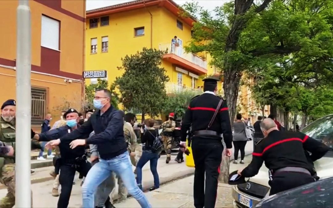 Momenti di concitazione davanti alla caserma dei carabinieri (foto La Nuova Sardegna)