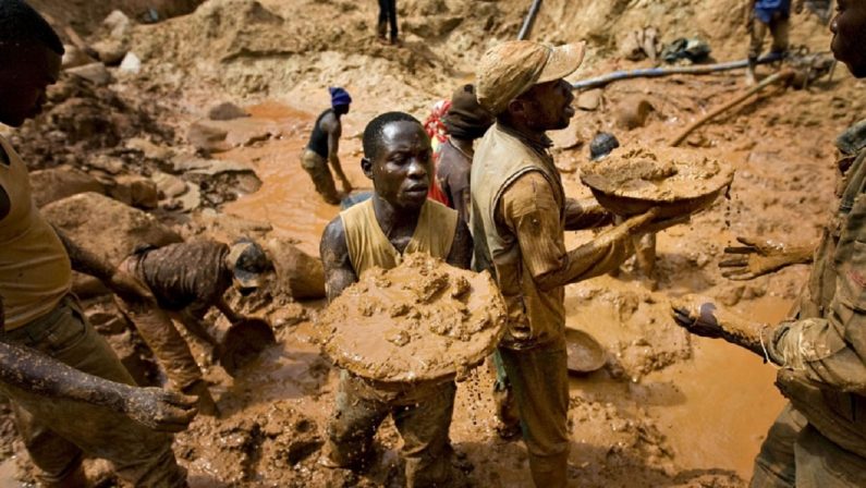 La 'ndrangheta nell'estrazione di oro in Costa d'Avorio, tre arresti per corruzione