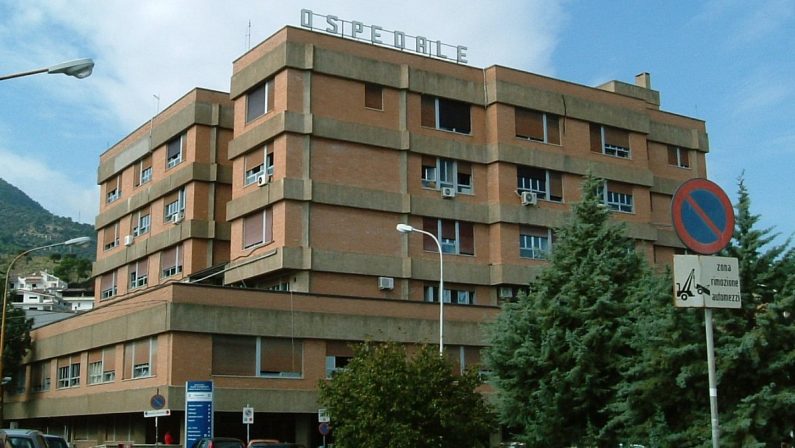 Notte di follia a Trebisacce: la rissa parte in pizzeria e prosegue in ospedale