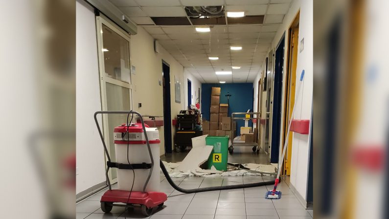 Cosenza, ospedale dell'Annunziata da "terzo mondo": piove nel reparto di rianimazione