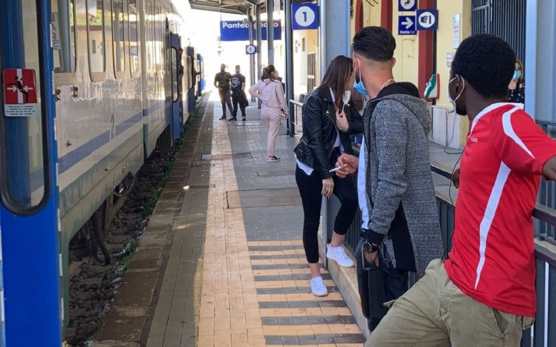 Passeggeri del treno Napoli-Cosenza fermi alla stazione di Pontecagnano