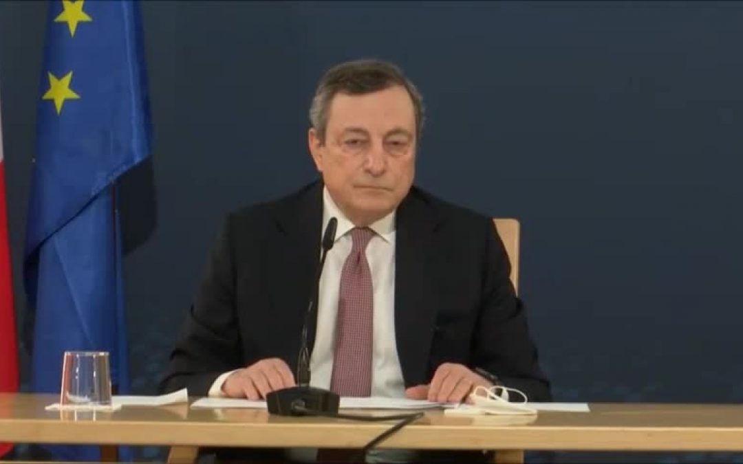 Siparietto fra Draghi e il pavone a Oporto “Ci accompagna…”