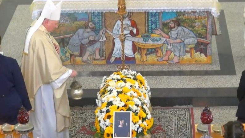 Tragedia del Mottarone, il vescovo ai funerali di Serena a Diamante: «Ora è nella dimensione dell'eternità»