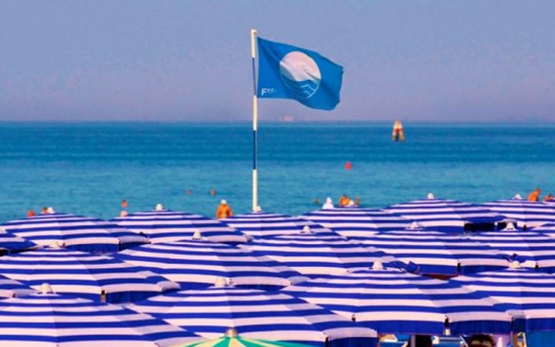 Una spiaggia con il "sigillo di qualità" della Bandiera Blu