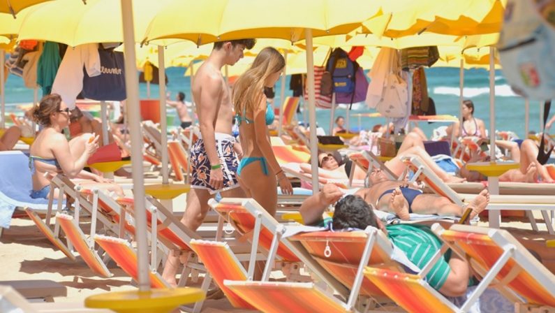 Vuole troncare la relazione con l’amante, lei lo riempie di botte in spiaggia