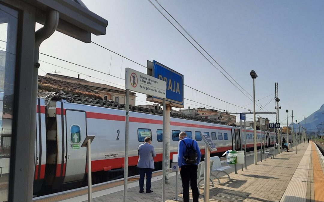 Passeggeri del Frecciargento Reggio Calabria-Roma fermi alla stazione di Praja