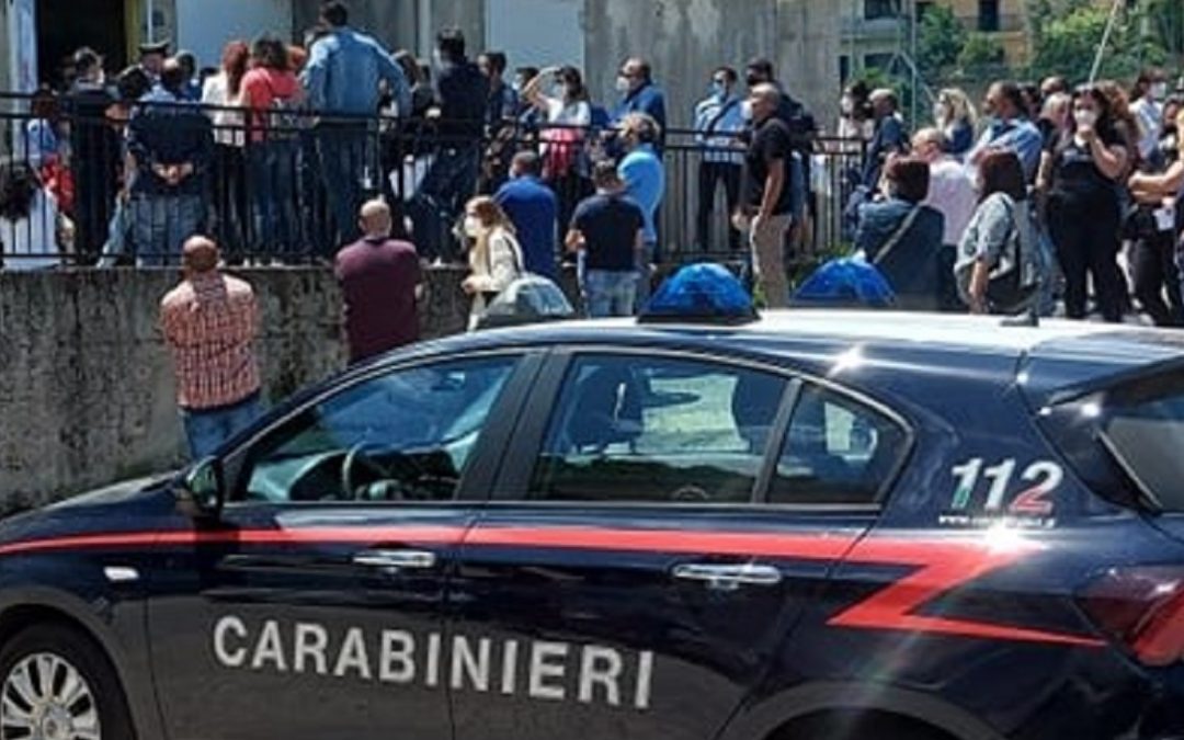 L’arrivo dei carabinieri al centro vaccini di Casali del Manco