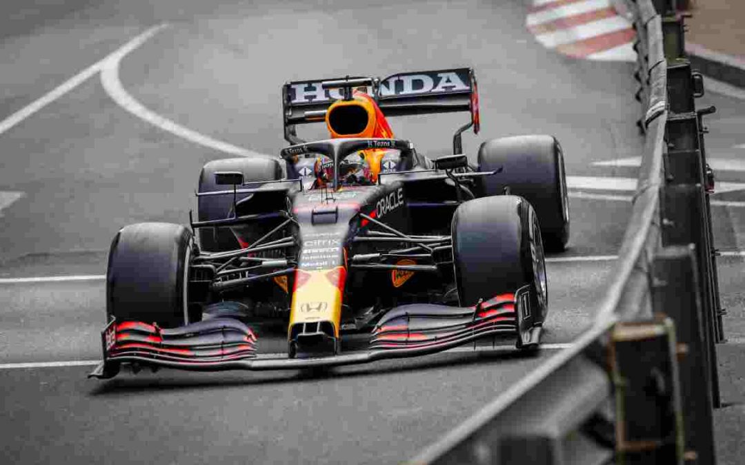 Verstappen trionfa a Montecarlo davanti a Sainz