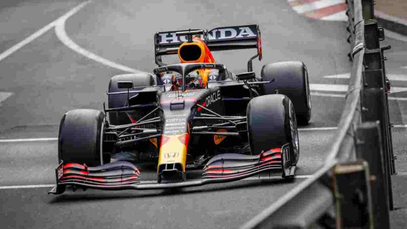 Verstappen trionfa a Montecarlo davanti a Sainz
