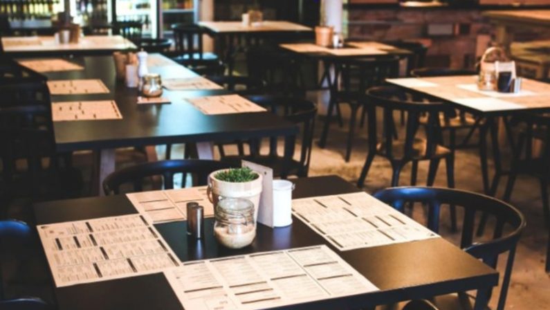 Ministero Salute, resta il limite di 4 persone a tavola al ristorante