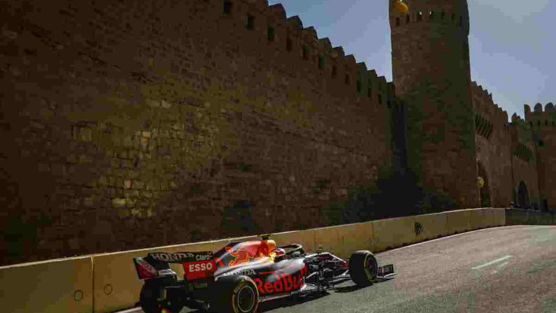 Perez sfreccia nelle libere a Baku, Sainz terzo davanti a Leclerc