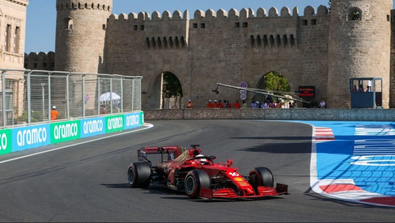 Formula 1, Leclerc vola in pole a Baku, poi Hamilton e Verstappen