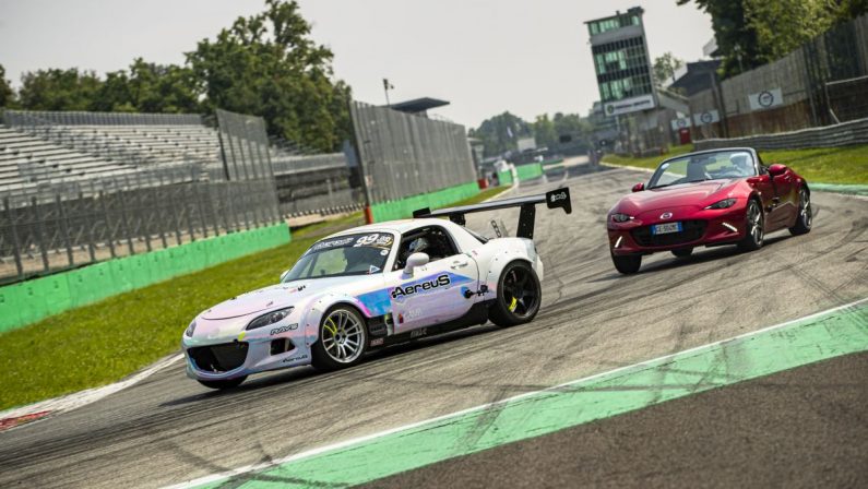 Mazda porta il drifting a Monza in uno show con la MX-5