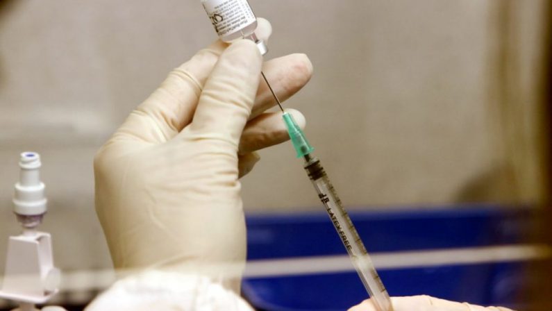 Vaccino, superato il target del 50% da coprire entro settembre