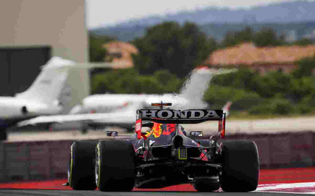 Verstappen guida le libere in Francia, Mercedes inseguono