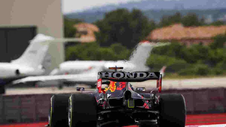 Verstappen guida le libere in Francia, Mercedes inseguono
