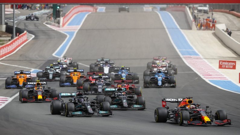 Verstappen vince in Francia davanti a Hamilton, male Ferrari