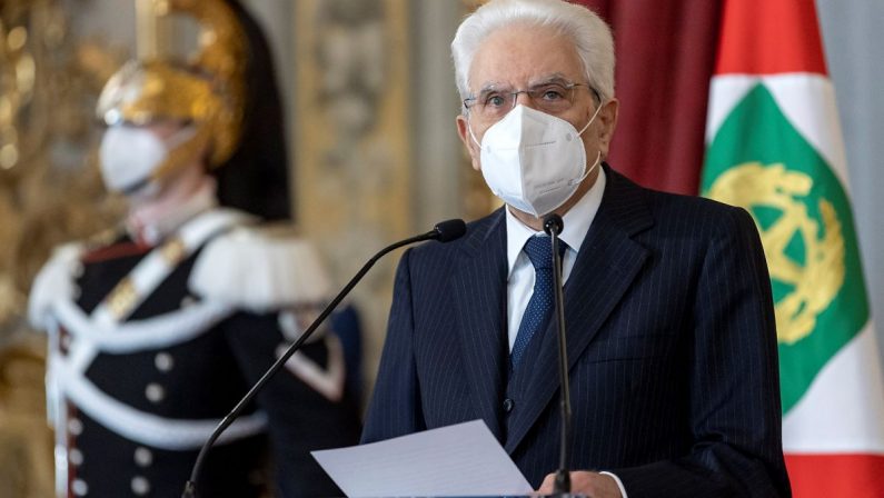 Mattarella consegna il tricolore per i Giochi di Tokyo