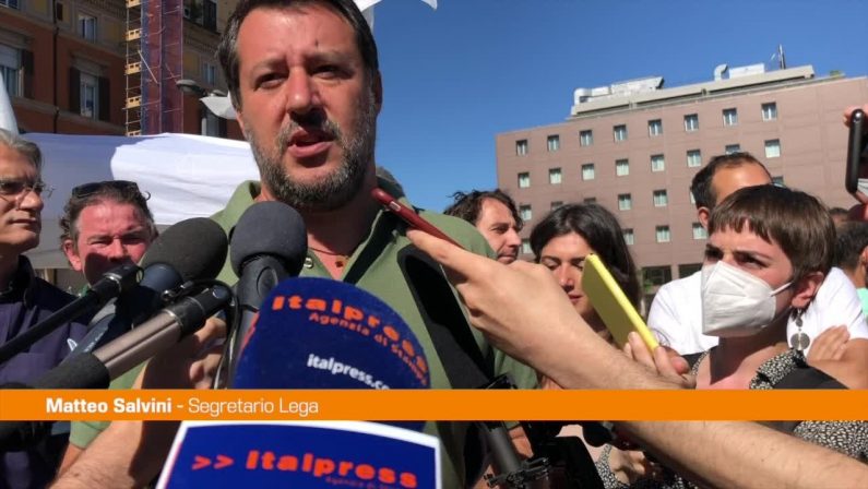 Migranti, Salvini: “Lamorgese difenda la legalità”