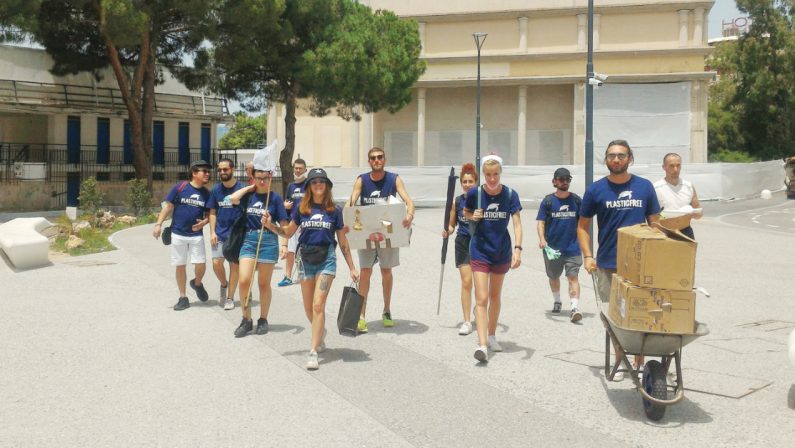 L'associazione Plasticfree ripulisce dai rifiuti il lido di Reggio Calabria