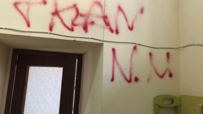 Atti vandalici alla sede del Pd di Melfi, la denuncia del commissario regionale