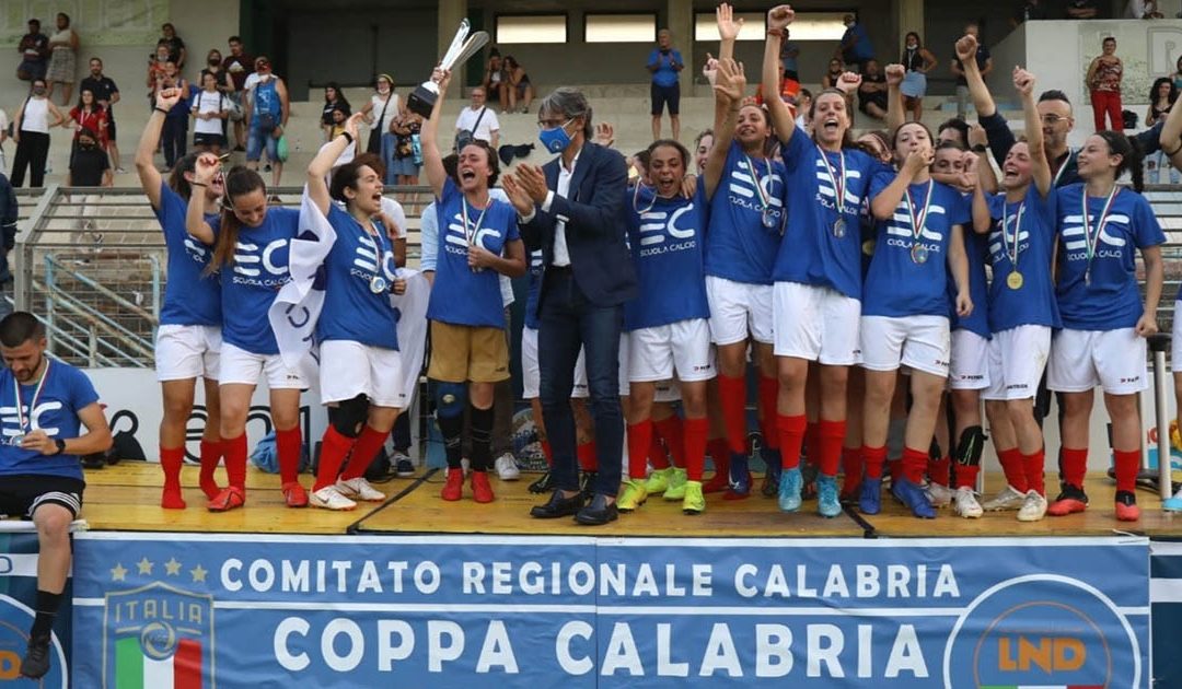 La squadra Eugenio Coscarello durante la premiazione