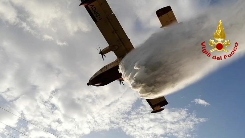 Incendio nei pressi del Parco della biodiversità a Catanzaro, usati 3 mezzi aerei - VIDEO