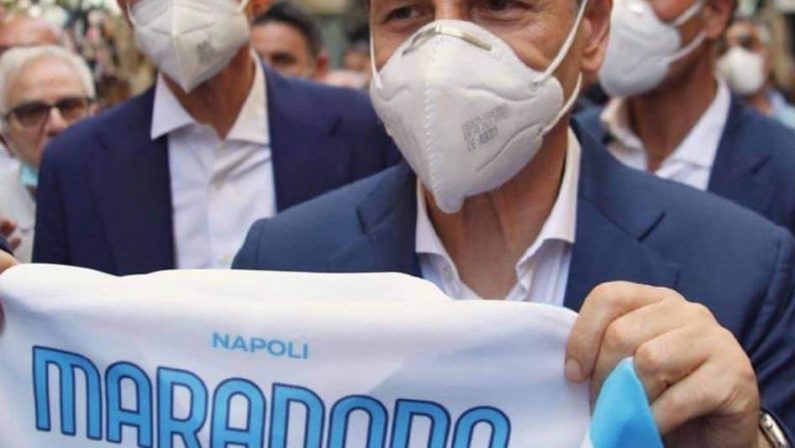 Napoli, la maglia di Maradona allo juventino Manfredi e al romanista Conte