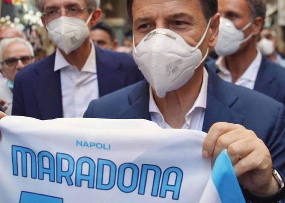 I napoletani consegnano la maglia di Maradona a Conte
