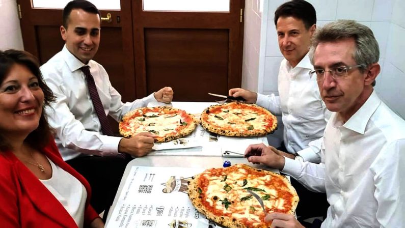 Napoli, pausa pranzo elettorale alla storica pizzeria “da Michele“ per Di Maio, Conte e Manfredi