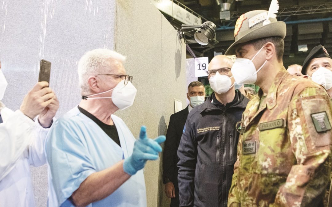 Il generale Figliuolo visita uno dei centri predisposti per la vaccinazione