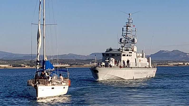 Due imbarcazioni di migranti intercettate dalla Guardia di Finanza nel mare di Crotone