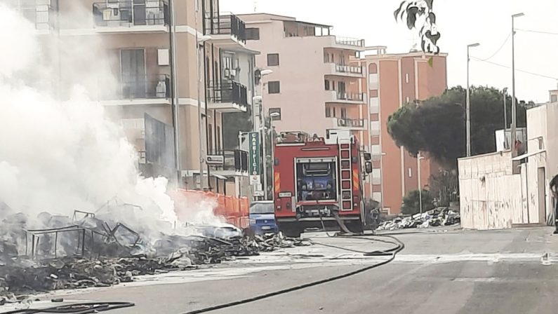 Reggio Calabria, in fiamme rifiuti accatastati nel quartiere Ciccarello