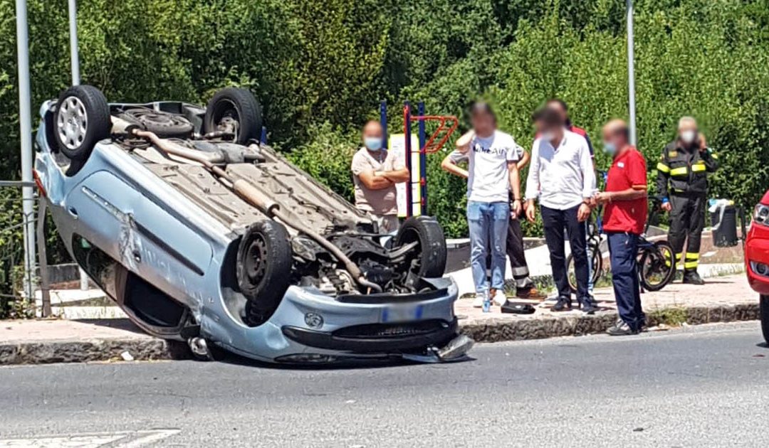 L'auto ribaltata