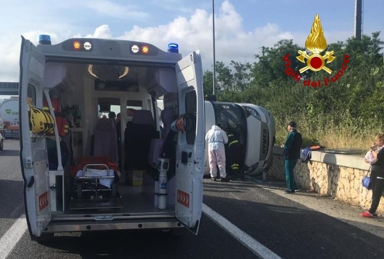 Camper si ribalta in un incidente in autostrada a Lamezia, estratta una donna in gravidanza