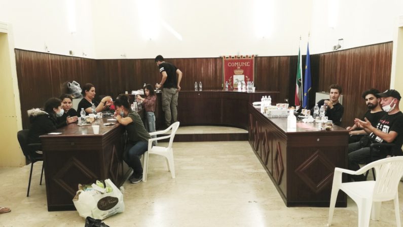Bianco (Reggio Calabria), migranti sbarcati e accolti nella sala del consiglio comunale
