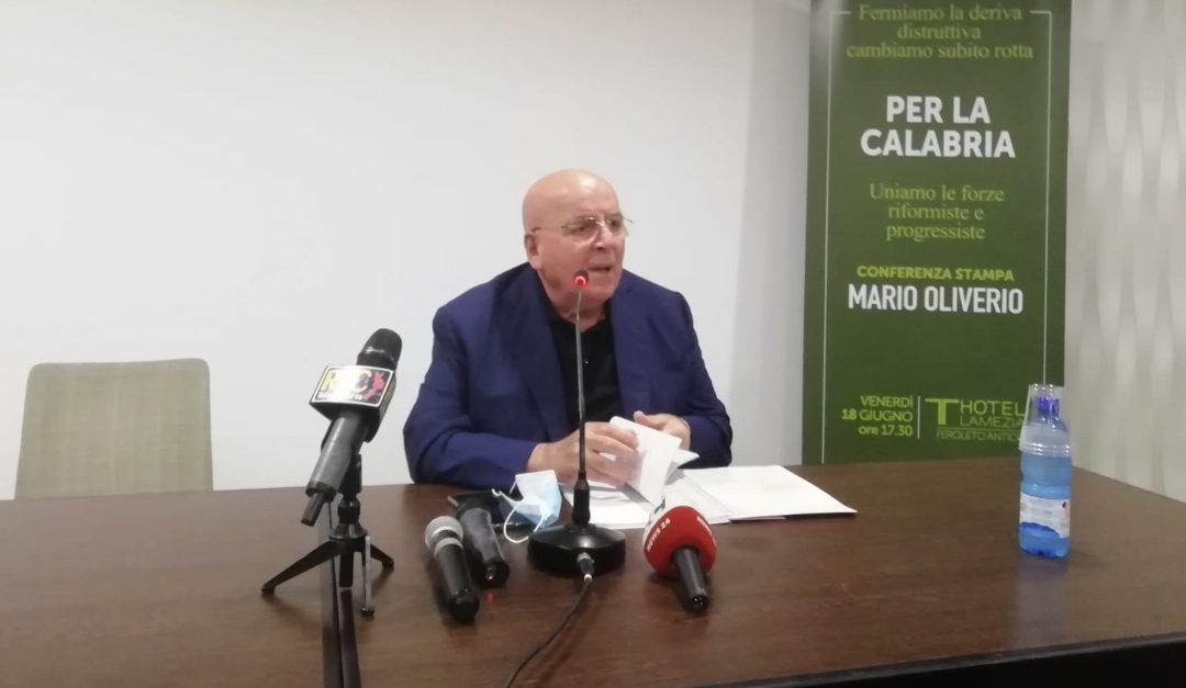 Mario Oliverio durante la conferenza stampa