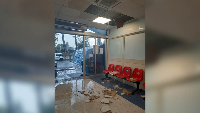 Maltempo, cede parte del controsoffitto del Pronto soccorso di Locri