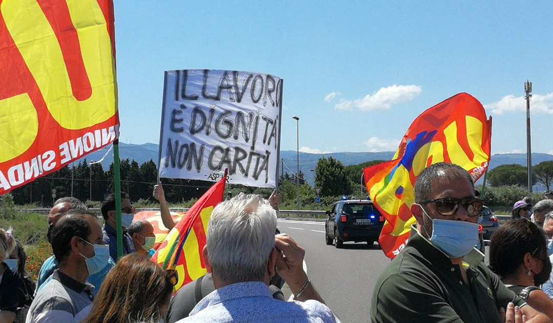 Una protesta di lavoratori precari in Calabria