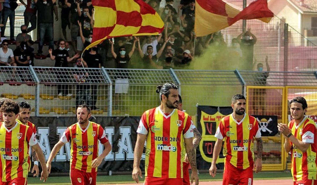 Il saluto ai tifosi dei giocatori del Sambiase