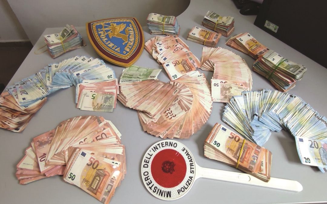 Parte dei soldi trovati sul camion e sequestrati