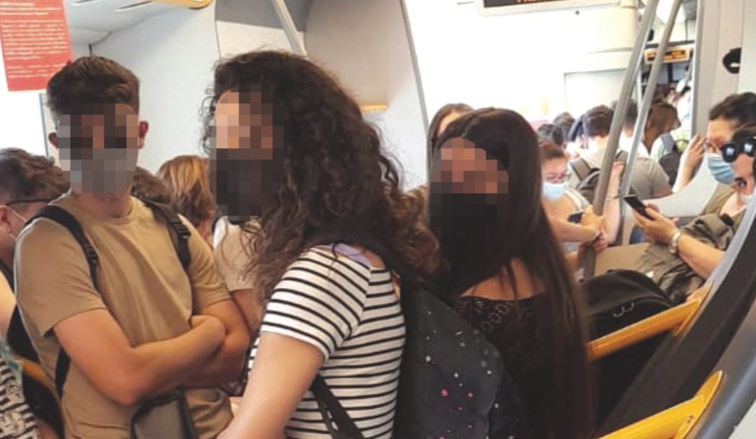 Alcuni dei passeggeri rimasti fermi per un'ora sul treno (dalle stories Instagram di Federica Di Lieto)