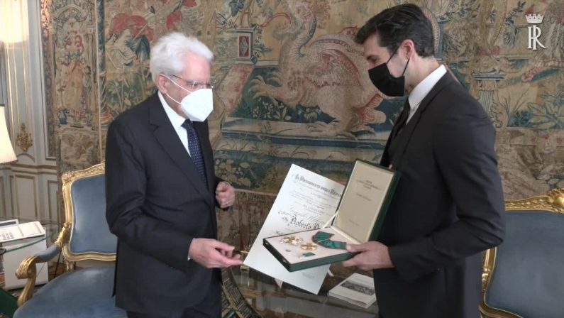 Mattarella consegna onorificenza Grande Ufficiale a Roberto Bolle