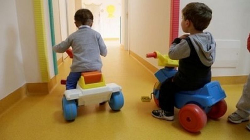 Bambini segregati per giorni in un asilo degli orrori nel Casertano: due arresti