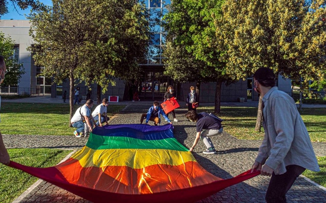 Rende, il Comune si illumina con i colori dell’arcobaleno per i diritti della comunità Lgbt