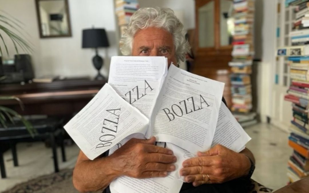 Beppe Grillo con la proposta di statuto presentata da Conte
