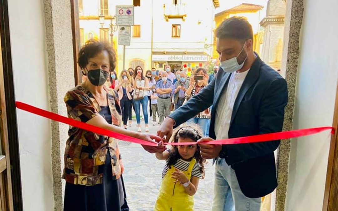 Il taglio del nastro della Casa della cultura intitolata a Sharo Gambino